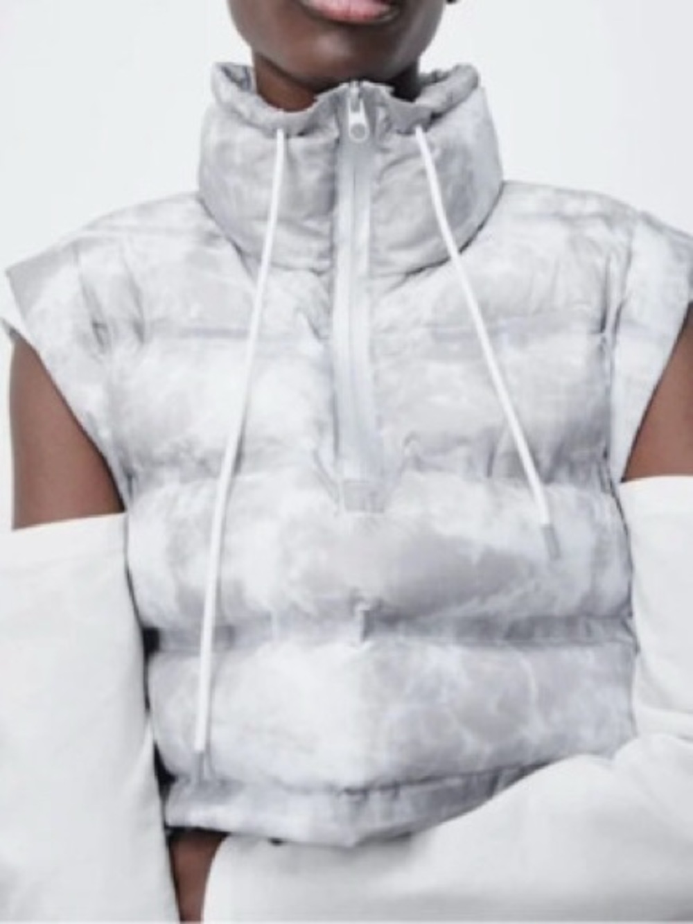 Cropped Puffer Vest in Marble Gray
